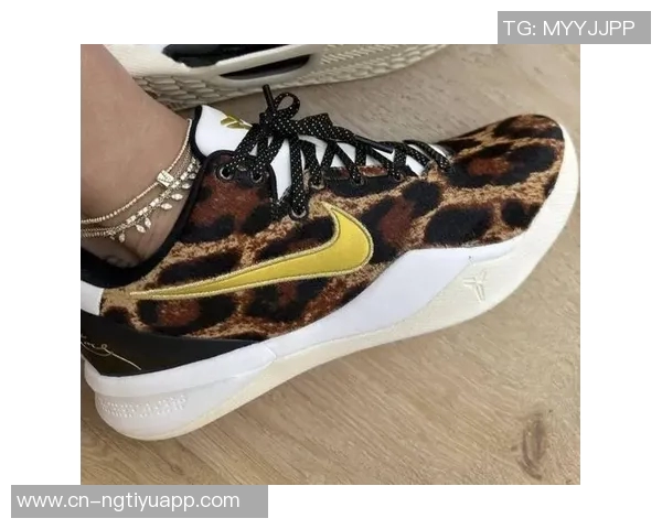 康涅狄格大学专属Kobe5PE配色亮相鞋舌独特哈士奇Logo设计引关注 康涅狄格大学专属Kobe5PE配色亮相鞋舌独特哈士奇Logo设计引关注