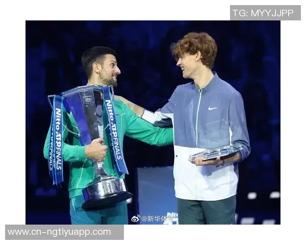 意大利国家队主帅斯帕莱蒂现场观赛ATP总决赛与冠军辛纳亲密合影 意大利国家队主帅斯帕莱蒂现场观赛ATP总决赛与冠军辛纳亲密合影