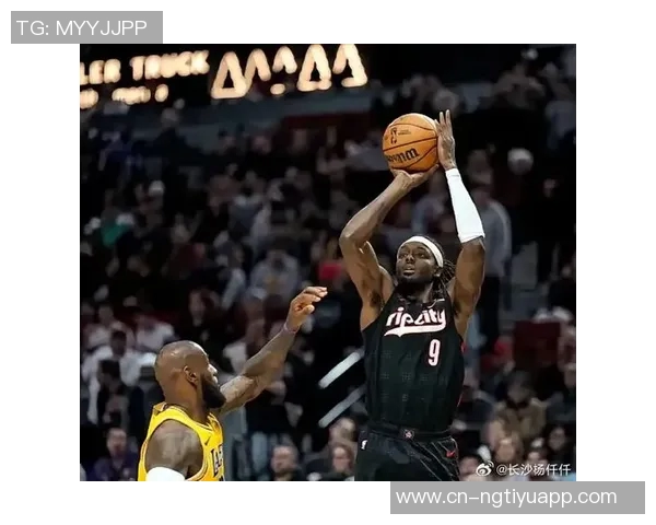 格兰特上半场表现出色9投4中斩获15分3篮板三分球命中率高达50 格兰特上半场表现出色9投4中斩获15分3篮板三分球命中率高达50